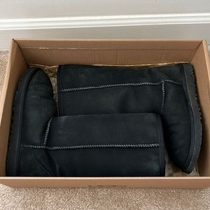 Black Uggs size 4. Very good condition.